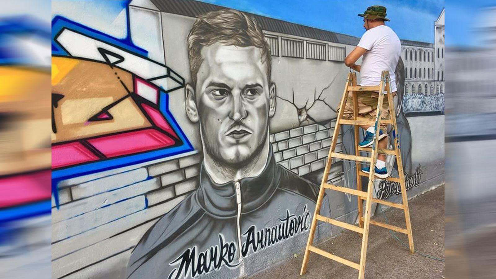 <strong>Marko Arnautovic</strong><br>
                Der Künstler&nbsp;Paul Dworacek hat gleich vier Fußball-Ikonen aus dem 21. Gemeindebezirk der österreichischen Hauptstadt Wien in Form von Graffitis verewigt. Dworacek sprayte unter anderem ein Konterfei von ÖFB-Star Marko Arnautovic an die&nbsp;Rückseite der Haupttribüne des&nbsp;Floridsdorfer AC. Auch Peter Pacult,&nbsp;Robert Dienst und&nbsp;Ernst Ocwirk bekamen ein Bild.