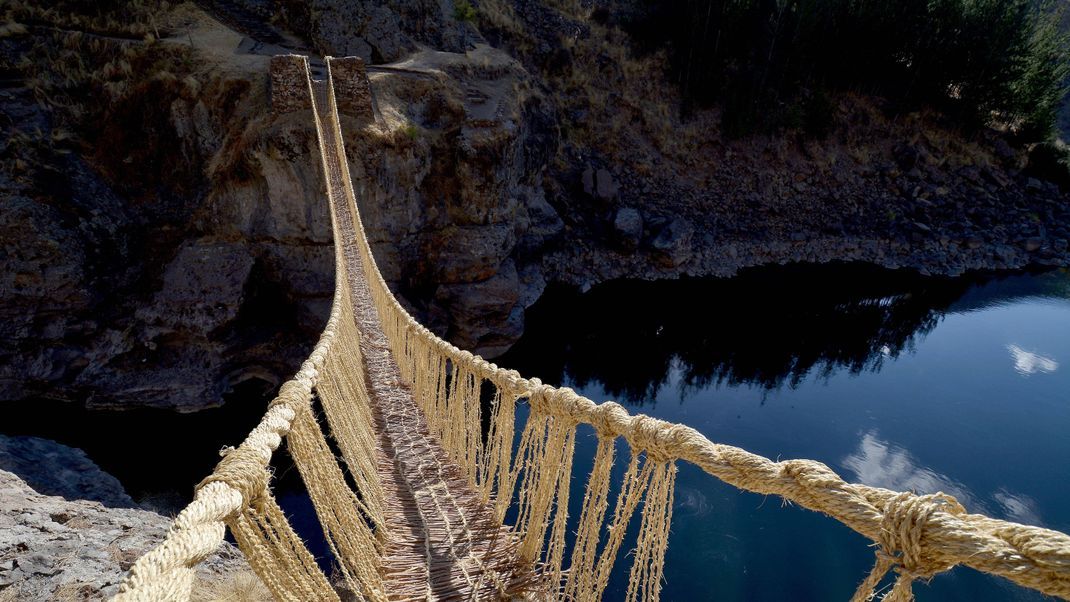 Wer die Inka-Brücke aus Gras überqueren will, muss schwindelfrei sein - und mutig.