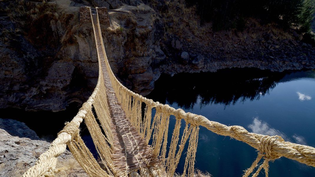 Eine der ältesten Brücken der Welt befindet sich in Peru. Diese Hängebrücke wurde im 16. Jahrhundert von den Inkas gebaut und besteht hauptsächlich aus geflochtenen Grashalmen.