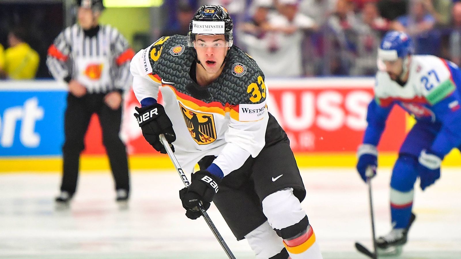 <strong>Angriff</strong><br>Die Top-Reihe um NHL-Star J.J. Peterka ist von Anfang an da und hat nach wenigen Sekunden die Führung auf dem Schläger. Zu Beginn verzweifeln die Stürmer aus allen Reihen an der Chancenverwertung. Auch wenn im zweiten Drittel dann der Torknoten platzt, lassen die DEB-Stars auch in der Folge aus dem Spiel heraus einige Hochkaräter liegen. Im Schlussdrittel gelingt dem DEB-Team plötzlich alles - Pföderl und Michaelis treffen nach schönen Kombinationen.