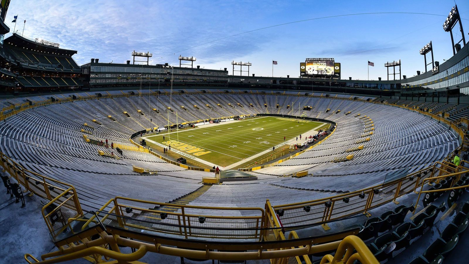 
                <strong>Green Bay Packers: Lambeau Field</strong><br>
                Bester Name laut ChatGPT: "Titletown Territory"
              