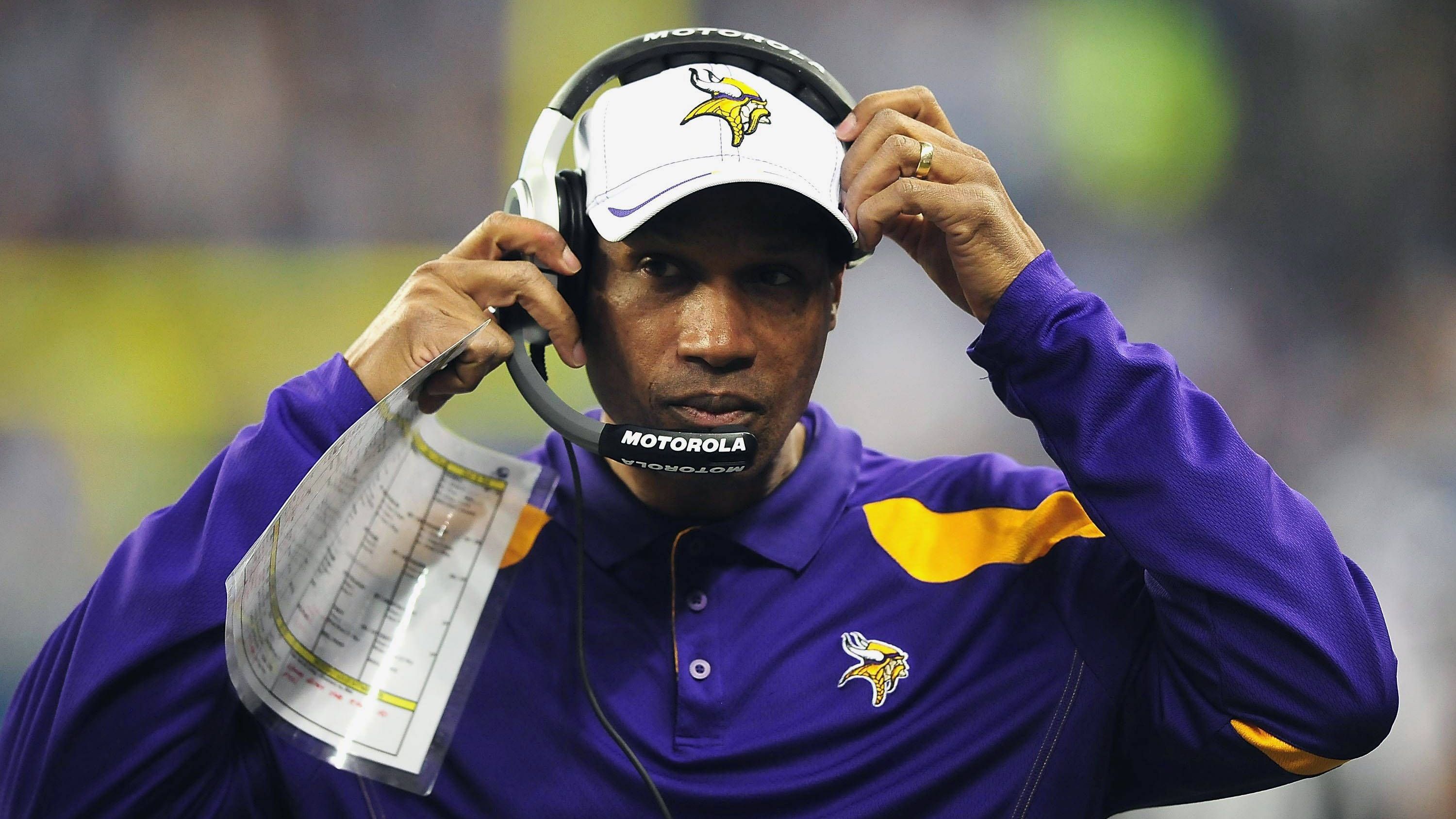 <strong>Leslie Frazier (Vikings, 2010-2013)<br></strong>Wie auch Garrett, seinem Bears-Mannschaftskollegen beim Super-Bowl-Sieg 1986, übernahm Leslie Frazier während der Saison 2010 interimsweise ein Team. Mit den Vikings holte der Ex-Cornerback, der zuvor als Defensive Coordinator tätig war, noch drei Siege aus sechs Partien.