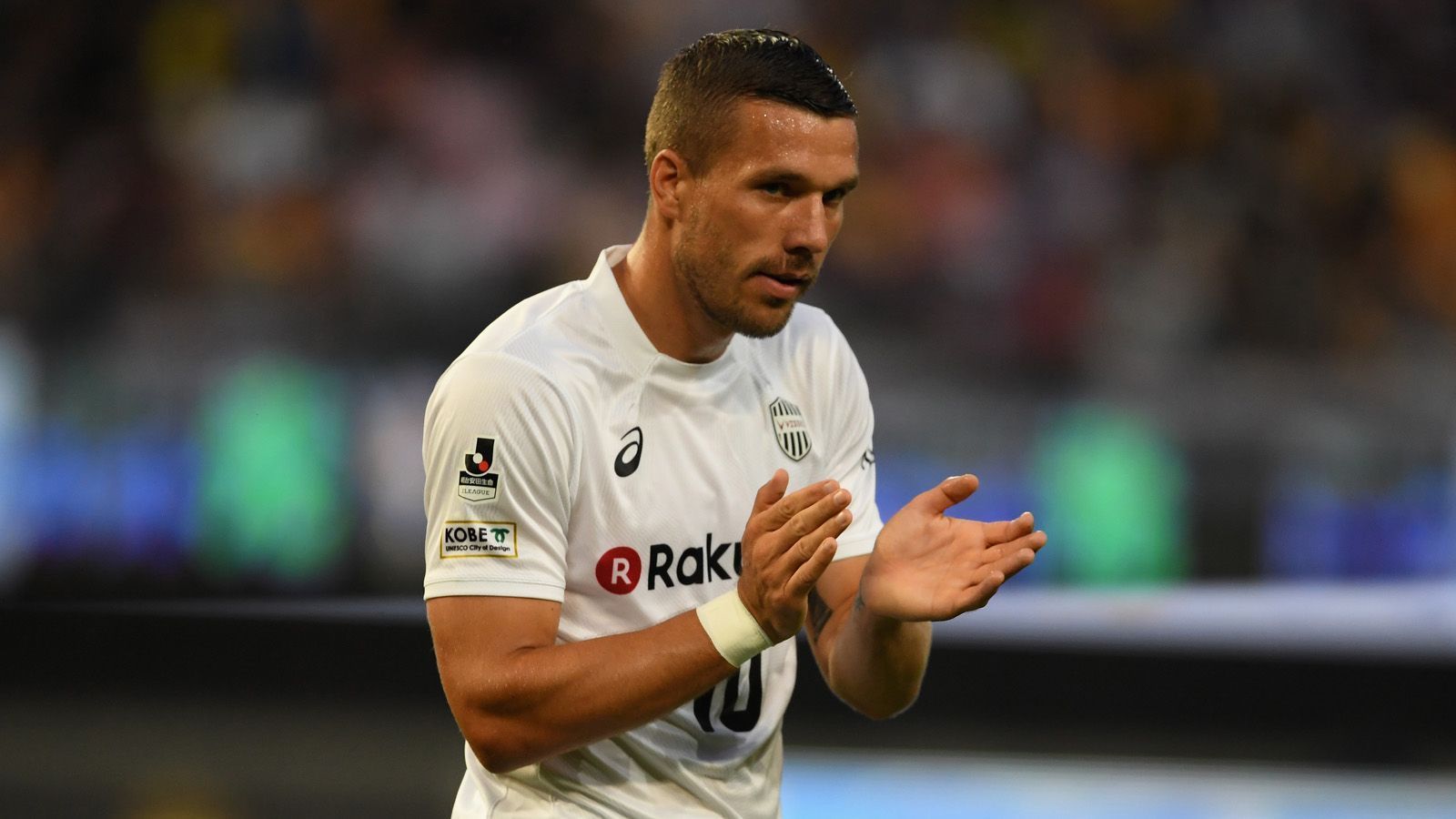 
                <strong>Lukas Podolski (Antalyaspor)</strong><br>
                Lukas Podolski zieht es nach seinem Japan-Ausflug zurück in die Türkei. Wie der Süper-Lig-Klub Antalyaspor am Donnerstag auf seiner Homepage und auf Twitter offiziell bekanntgab, hat die 34-Jährige Köln-Ikone einen Vertrag beim derzeitigen Tabellen-16. unterschrieben. Für Podolski ist es mittlerweile sein zweites Gastspiel in der Türkei. Von 2015 bis 2017 stand der ehemalige deutsche Nationalspieler 75 Mal für Galatasaray Istanbul auf dem Platz und erzielte dabei 34 Tore und gab 18 Vorlagen. Da Ende Januar Podolskis Vertrag beim japanischen Klub Vissel Kobe ausläuft, ist keine Ablöse fällig.
              