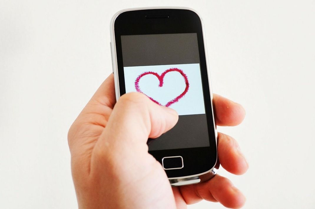 Ein Bild sagt manchmal mehr aus als tausend Worte – das gilt insbesondere, wenn Sie Valentinstag eine SMS an die Liebste verschicken.