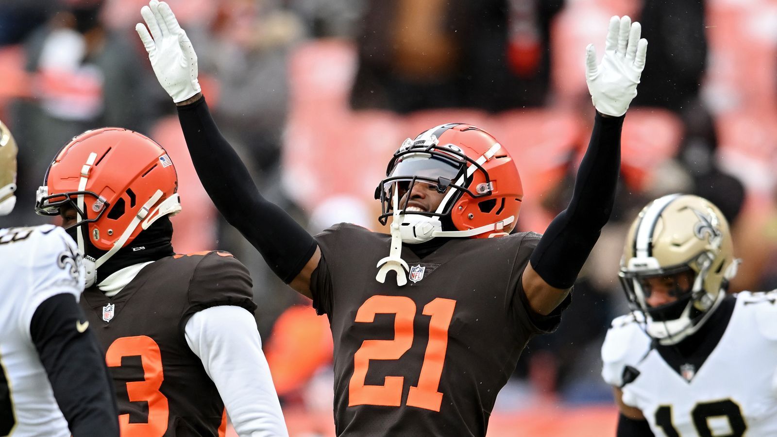 
                <strong>Cornerback</strong><br>
                Denzel Ward (Cleveland Browns) - 100,50 Millionen Dollar (2022) über 5 Jahre
              