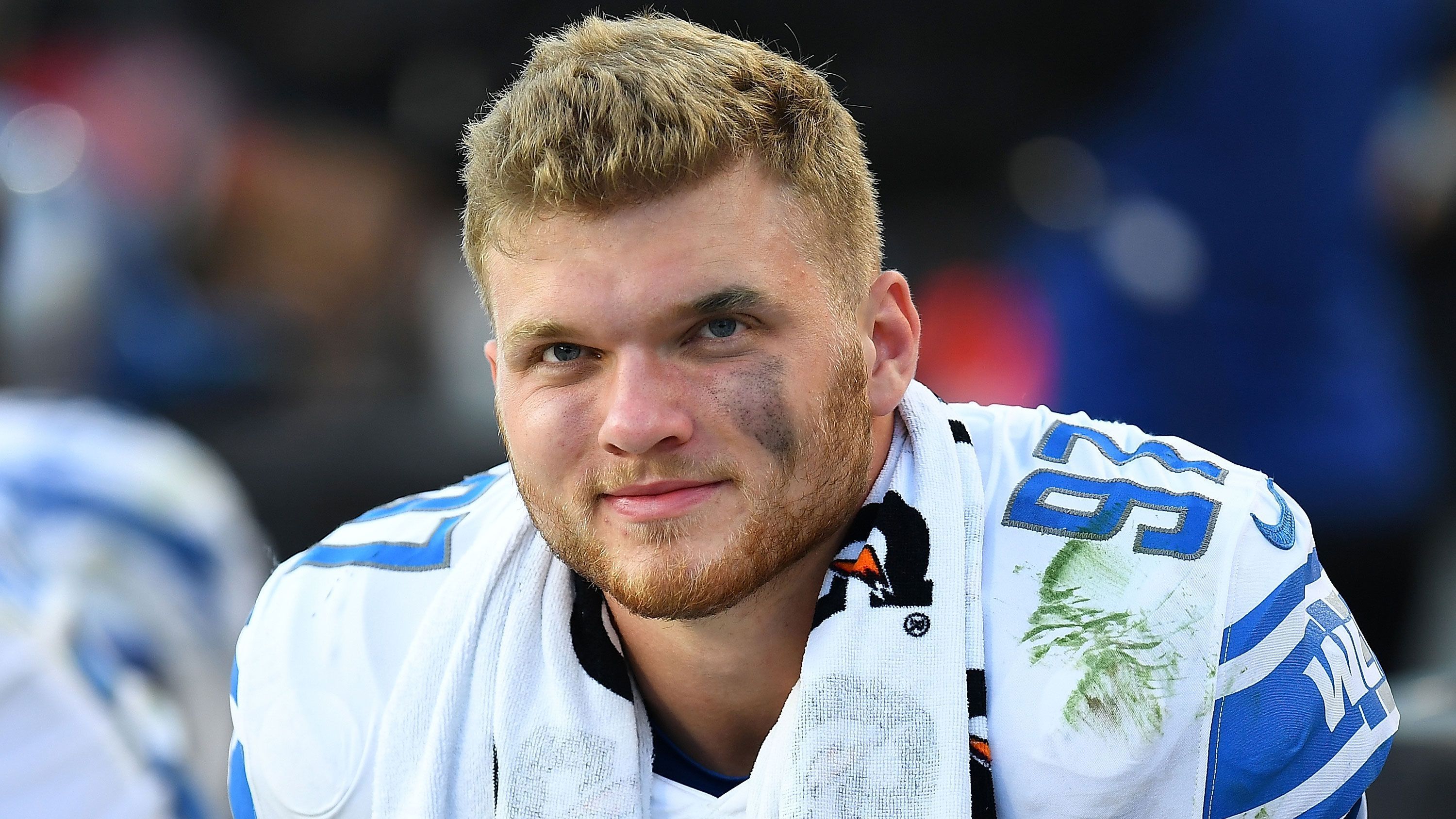 
                <strong>Aidan Hutchinson (Defensive End/Detroit Lions)</strong><br>
                Der zweite Pick des diesjährigen Drafts war Aidan Hutchinson von den Detroit Lions. Der Defensive End ist zwar schon jetzt ein Anwärter auf den Titel des Defensive Rookie Of The Year, aber dafür muss er nach seinen Top-Leistungen im College auch erst einmal auf NFL-Niveau abliefern. In seinem letzten Jahr auf dem College stellte er für die Michigan Wolverines mit 14 Sacks einen neuen internen College-Rekord auf. Die Lions erwarten viel von ihrem neuen rechten Defensive End. Manche Experten erwarten sogar, dass Hutchinson in den meisten Spielen direkt gedoppelt wird.
              