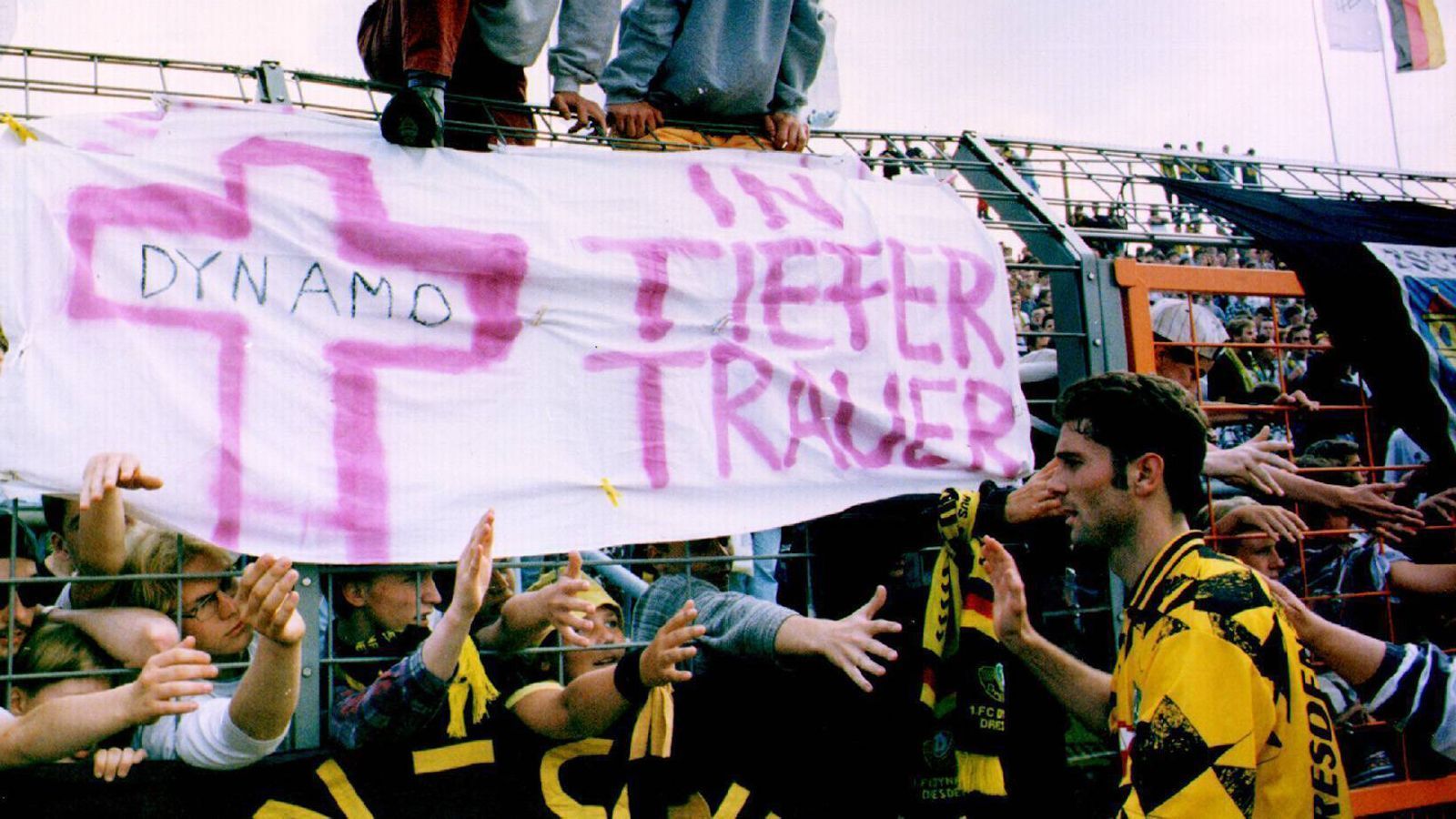 
                <strong>Platz 8 - Dynamo Dresden (1994/95, 20 Punkte, 33:68 Tore)</strong><br>
                Eine jahrelange Misswirtschaft im finanziellen Bereich wird Dynamo Dresden in der Saison 1994/95 zum Verhängnis. Bis zum 19. Spieltag wehrte sich der Traditionsverein rund um Mario Kern (re.) gegen den sportlichen Niedergang, danach kam Dynamo bis zum Saisonende nicht mehr von den Abstiegsrängen weg - ganz im Gegenteil. Die Sachsen wurden sogar noch bis ans Tabellenende durchgereicht und es kam noch schlimmer. Aufgrund der finanziellen Schieflage gab es keine Lizenz für die darauffolgende Saison und somit verschwanden die Dresdner vorübergehend aus dem Profifußball. In der Spielzeit 1994/95 konnte Dynamo nur vier Siege einfahren. Den letzten davon gab es am 31. Spieltag zuhause gegen Schalke (2:1).
              