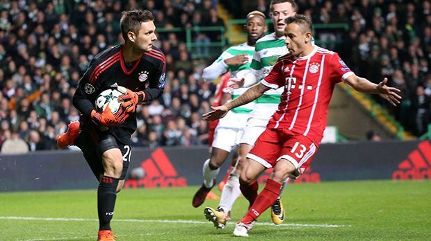 
                <strong>Sven Ulreich</strong><br>
                Ist zur Stelle, wenn er gebraucht wird. Dicker Pluspunkt: Er schafft in der 22. Minute das, was die James, Robbens und Alabas zuvor nicht geschafft haben: Mit einem weiten Abschlag knackt er die Celtic-Defensive und heimst einen Scorer-Punkt ein. Bekommt den Ausgleich unglücklich durch die Hosenträger. ran-Note: 3
              