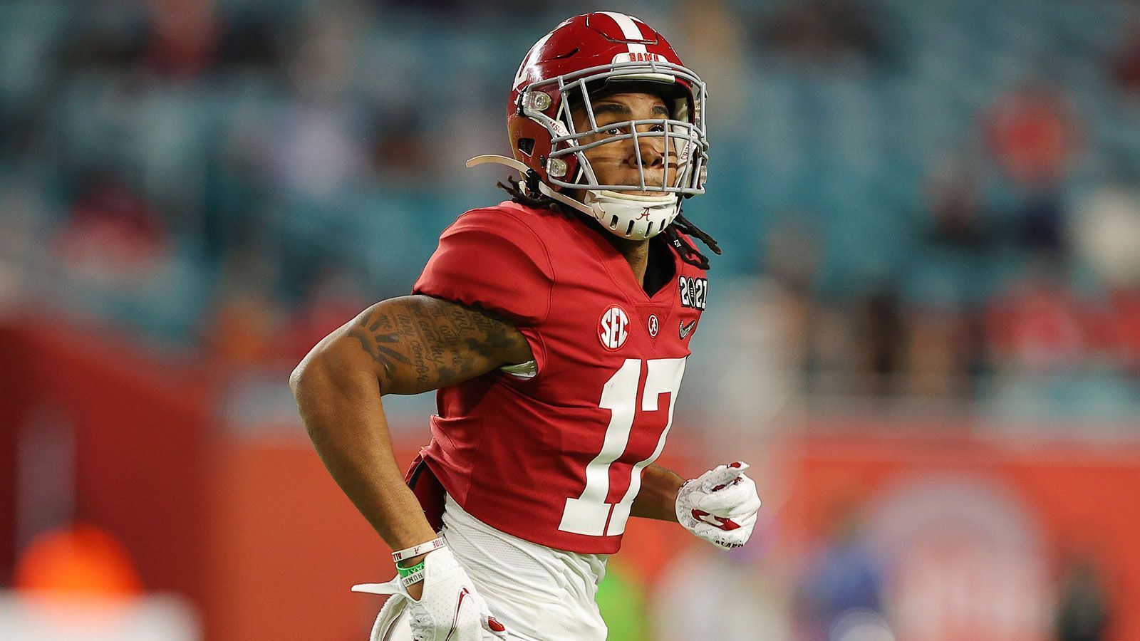 
                <strong>11. Pick - New York Giants: Jaylen Waddle (WR, Alabama)</strong><br>
                Als sich die Las Vegas Raiders im vergangenen Jahr die Dienste von Henry Ruggs, Wide Receiver der Alabama Crimson Tide, sicherten, da war seine brutale Geschwindigkeit das Hauptargument. Aus demselben Grund könnten sich die New York Giants in diesem Jahr für Jaylen Waddle entscheiden, der aus derselben Receiver-Schule wie Ruggs stammt. Quarterback Daniel Jones braucht einen klaren Nummer-1-Receiver, der vor allem Safeties mit seiner Geschwindigkeit gefährlich werden kann. Waddle war einer der schnellsten Spieler im College und sollte dem Anforderungsprofil entsprechen.
              