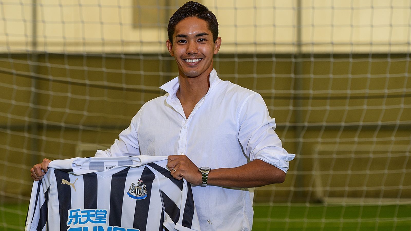 
                <strong>Yoshinori Muto (Abgang 1. FSV Mainz 05)</strong><br>
                Den Medizincheck hat Yoshinori Muto schon im Juli bei Newcastle United absolviert, nun gab die "Magpies" am 2. August auch tatsächlich die Verpflichtung des bisherigen Mainzer Torjägers bekannt, nachdem er eine Arbeitserlaubnis in England erhalten hat. Der 26-Jährige soll laut Medienberichten einen Vierjahresvertrag beim Team von Coach Rafael Benitez unterschrieben und umgerechnet 10,5 Millionen Euro Ablöse gekostet haben. Zwischen 2015 und 2018 erzielte der 26-Jährige 23 Treffer in 72 Pflichtspielen für den FSV.
              