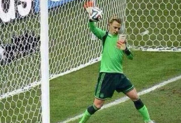 
                <strong>Zeitvertreib</strong><br>
                Natürlich wird Manuel Neuer schon vor dem Halbfinale im Netz gefeiert: "Chuck Norris wäre gerne Manuel Neuer."
              
