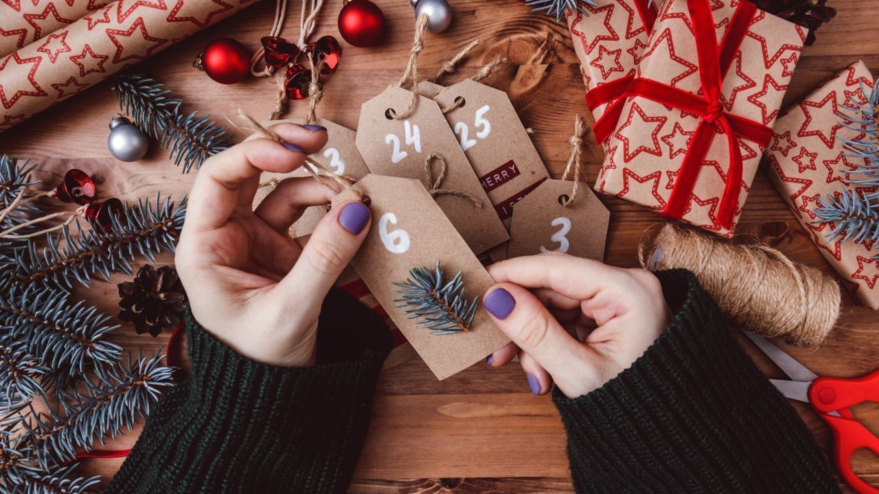 Bastele Geburtstags- und Weihnachtsgeschenke selbst - oder verschenke Zeit, die du mit jemandem verbringst.