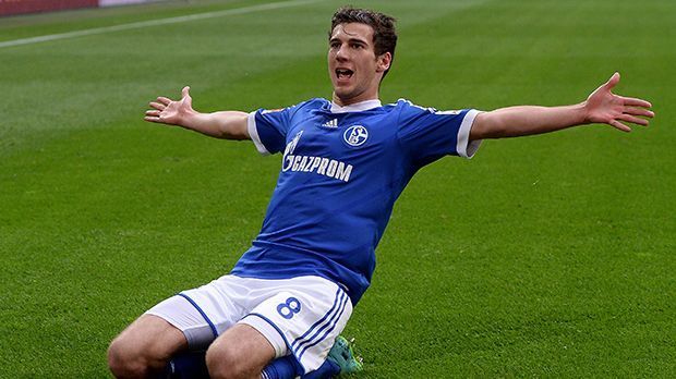 
                <strong>Leon Goretzka (WM 2014)</strong><br>
                Leon Goretzka (WM 2014): Der zweite Schalker, der damals im Kader stand, war Leon Goretzka. Aber auch er wurde von Joachin Löw noch vor dem Turnier aussortiert.
              