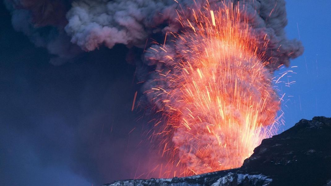 Starke Vulkanausbrüche verteilen große Mengen an Schwefeldioxid in der oberen Atmosphäre. Dadurch werden einige Sonnenstrahlen reflektiert. Dieser Effekt könnte vielleicht auch künstlich erzeugt werden.