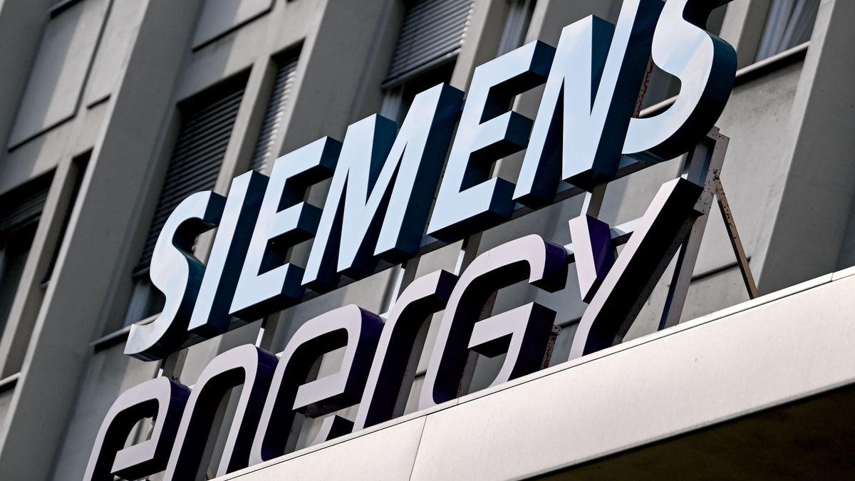 Das Logo «Siemens Energy» ist im Eingangsbereich der Firma zu sehen.