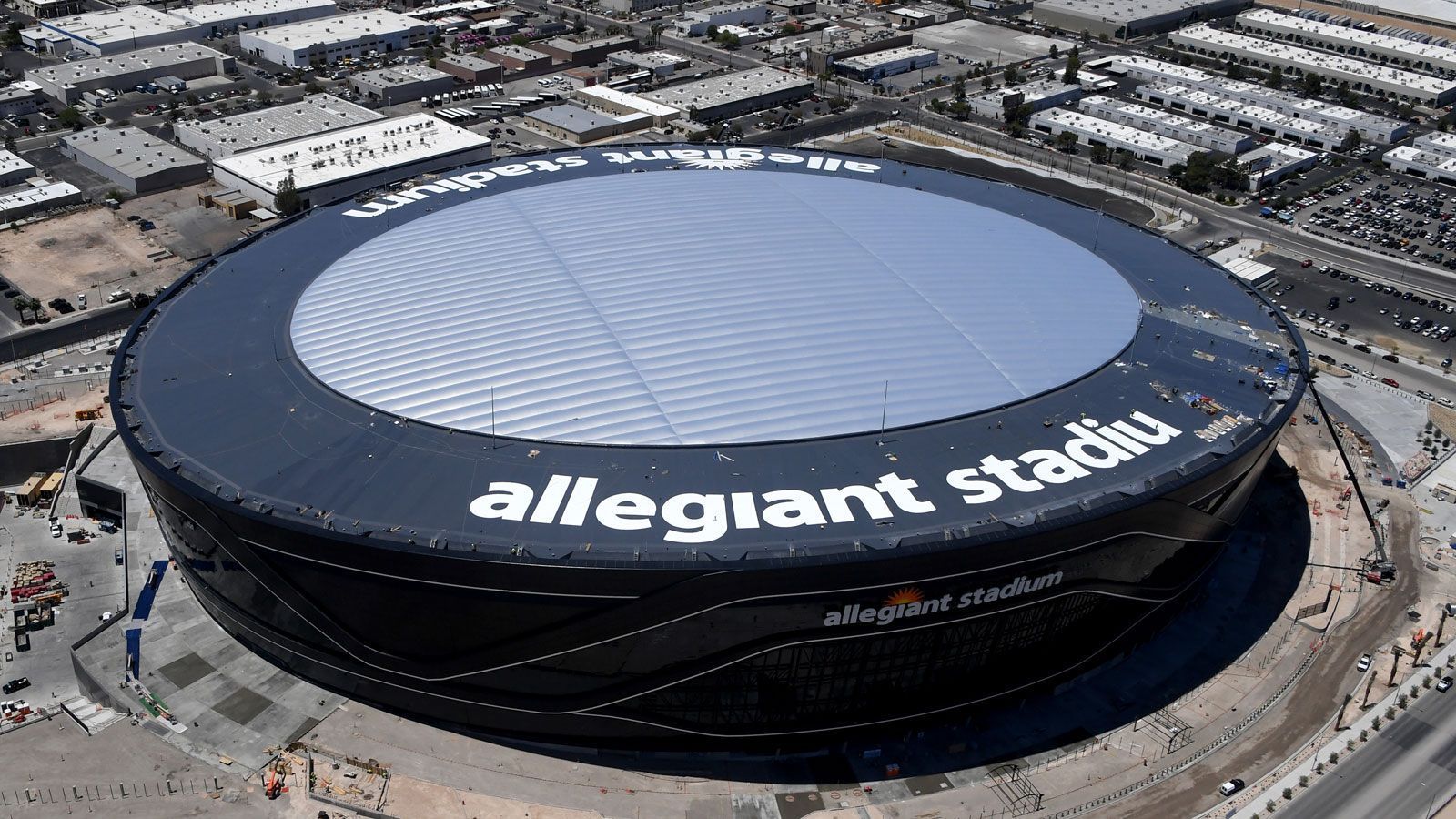 
                <strong>Viva Las Vegas: Nirgends ist es teurer</strong><br>
                Das Unternehmen "Team Marketing Report" veröffentlichte jüngst mit dem Fan Cost Index 2020 eine Übersicht, die die Kosten eines einfachen Stadionbesuchs für eine vierköpfige Gruppe angibt (die Preise berufen sich auf den Dauerkarten-Verkauf vor Beginn der Saison). Im Durchschnitt muss man in der NFL 553,53 US-Dollar bezahlen, um mit seiner Familie oder seinen Freunden ein Spiel zu sehen. Bei den Raiders stiegen die Kosten sogar mehr als die Hälfte an, ligaweit stiegen die Preise hingegen nur um 3,9%. ran.de zeigt euch, wie viel ihr in welchem NFL-Stadion bezahlen müsst (Quelle: The Athletic).
              