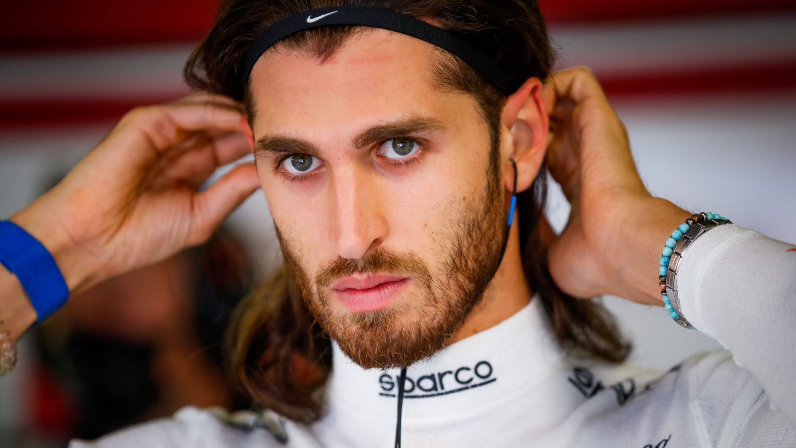 
                <strong>Antonio Giovinazzi</strong><br>
                Antonio Giovinazzi steht aktuell bei Alfa Romeo unter Vertrag und wäre eine risikofreie Option. In der laufenden Saison holte er lediglich einen Punkt, landete somit einmal weniger in den Punkten als sein Teamkollege Kimi Räikkönen. Der 27-jährige Italiener kämpft um sein Cockpit und will sich nicht mit anderen Optionen beschäftigen: "Stand Jetzt konzentriere ich mich auf meinen Job hier in der Formel 1 und versuche, meinen Platz zu behalten."
              