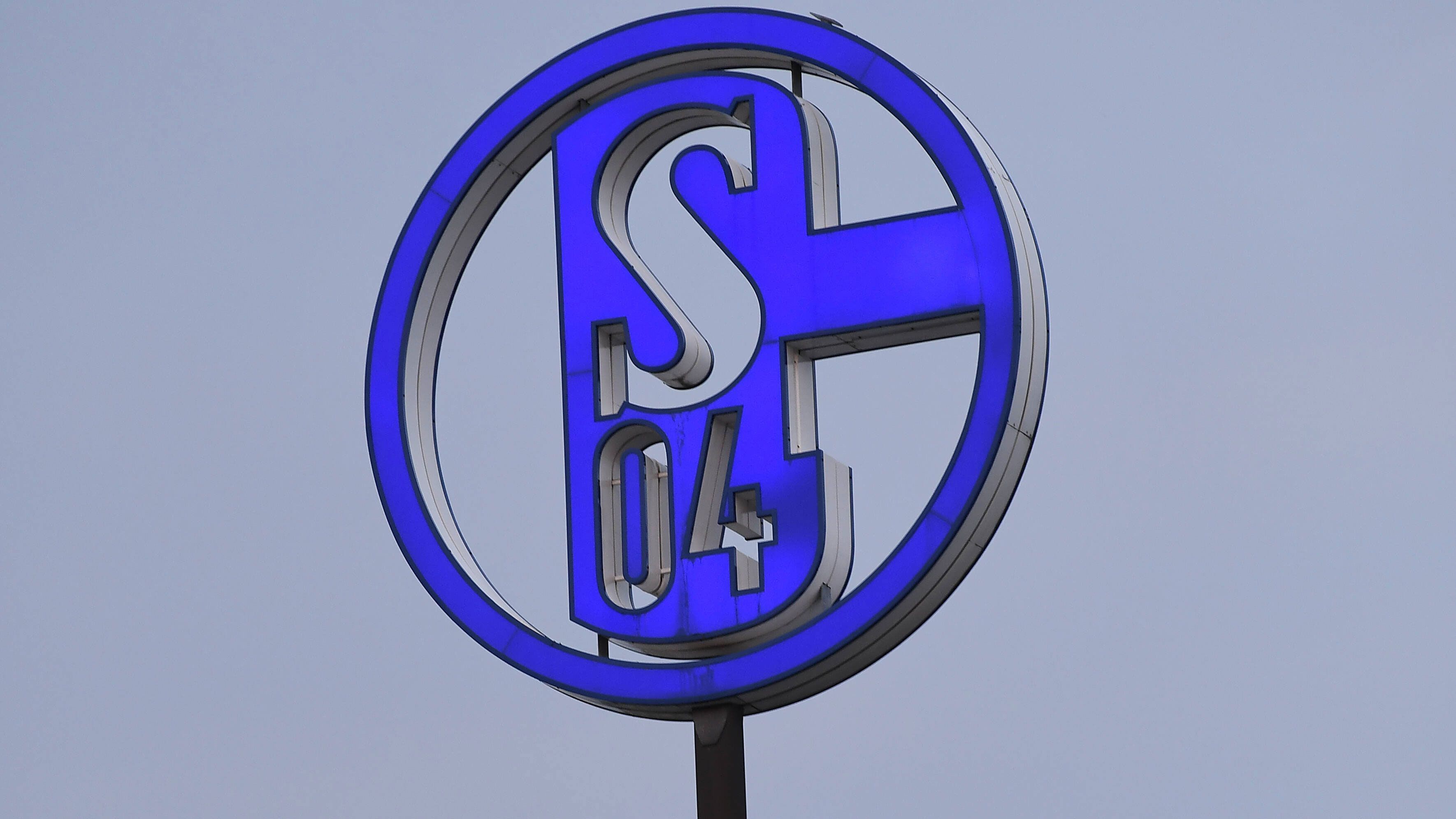 
                <strong>Platz 10 (geteilt): FC Schalke 04</strong><br>
                Gesamtpunktzahl: 33,5 -Facebook: 8,5 Punkte, Instagram: 8 Punkte, YouTube: 9 Punkte, Twitter: 8 Punkte -Sie waren in unserem Bundesliga-Rückblick der "Absturz der Saison" und sind es auch im digitalen Bereich. Absteiger Schalke verliert ganze 16,5 Punkte im Vergleich zu letztem Jahr und ist anstatt Vizemeister nur noch Mittelmaß.
              