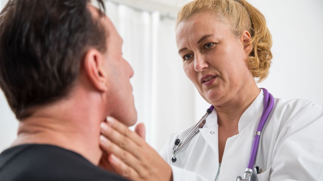 Untersuchung: Das Abtasten der Lymphknoten gehört beim Verdacht auf Infektionen oder Entzündungen zur Standardprozedur beim Besuch in der Praxis. Die Lymphknoten am Hals sind besonders bei grippalen Infekten oft geschwollen.  
