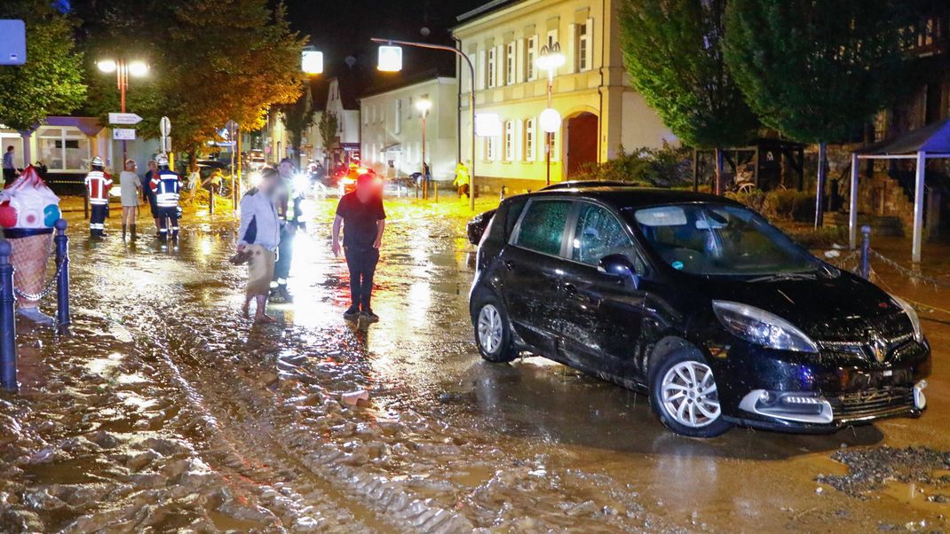 Ein Unwetter in diesem Ausmaß hat es in den letzten Jahrzehnten nicht gegeben im Kreis Karlsruhe. Die Gemeinde Gondelsheim spricht in der Nacht von einer absoluten Notsituation.