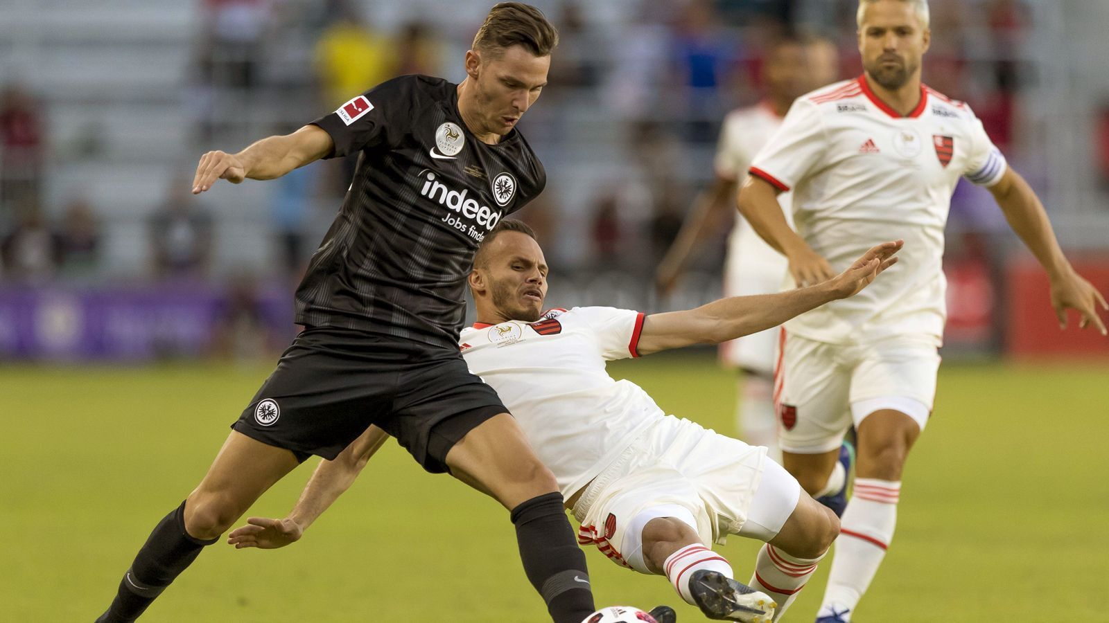 
                <strong>Branimir Hrgota (Eintracht Frankfurt)</strong><br>
                Der Schwede Branimir Hrgota hat in Frankfurt nun anderthalb Jahre hinter sich, die kurz gesagt zum Vergessen waren. Ganze sieben Einsätze konnte der 26 Jahre alte Stürmer in dieser Zeit verbuchen. Besonders bitter lief es im Herbst, nachdem auch der Schwede bei den Hessen aussortiert wurde. Nur vier Minuten durfte der frühere Gladbacher in der laufenden Saison ran (beim 7:1-Sieg über Düsseldorf). Ansonsten blieben ihm entweder Plätze auf der Bank oder gar Tribüne. Zuletzt wurde Hrgota mit einem Wechsel zum kroatischen Tabellenführer Dinamo Zagreb in Verbindung gebracht. Sein Vertrag in Frankfurt läuft noch bis zum Sommer, spätestens dann ist die Trennung so gut wie beschlossene Sache.
              