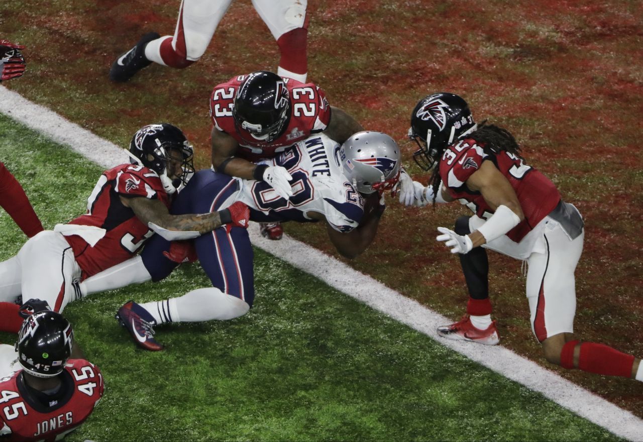 Verlängerung: Die New England Patriots und die Atlanta Falcons lieferten sich 2017 in Houston ein hartes Match und lagen am Ende mit 28:28 gleich auf. Zum ersten Mal ging der Super Bowl in die "Overtime". In der Verlängerung gewannen schließlich die Patriots durch einen Touchdown mit 34:28. Das Foto zeigt James White bei der siegreichen Aktion.