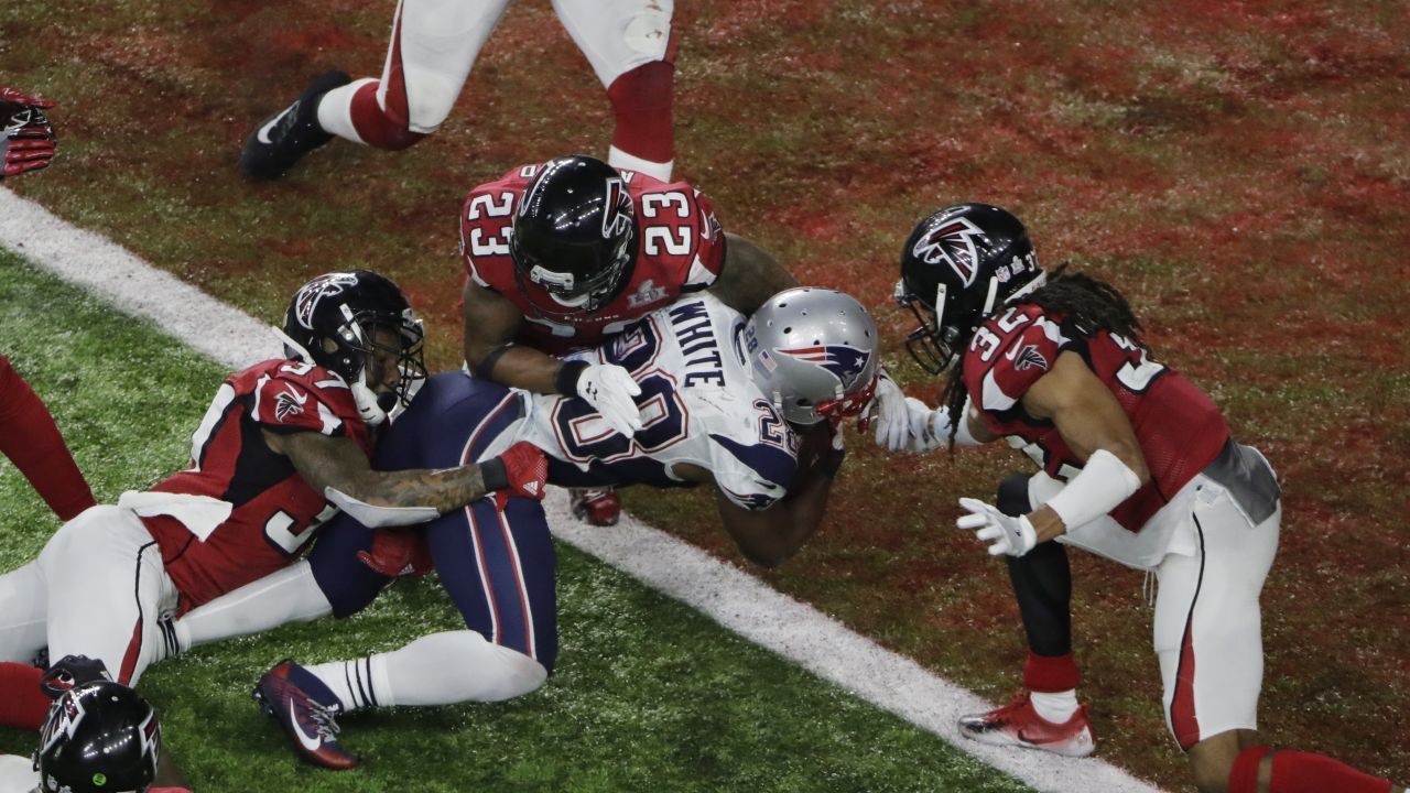 Verlängerung: Die New England Patriots und die Atlanta Falcons lieferten sich 2017 in Houston ein hartes Match und lagen am Ende mit 28:28 gleich auf. Zum ersten Mal ging der Super Bowl in die "Overtime". In der Verlängerung gewannen schließlich die Patriots durch einen Touchdown mit 34:28. Das Foto zeigt James White bei der siegreichen Aktion.