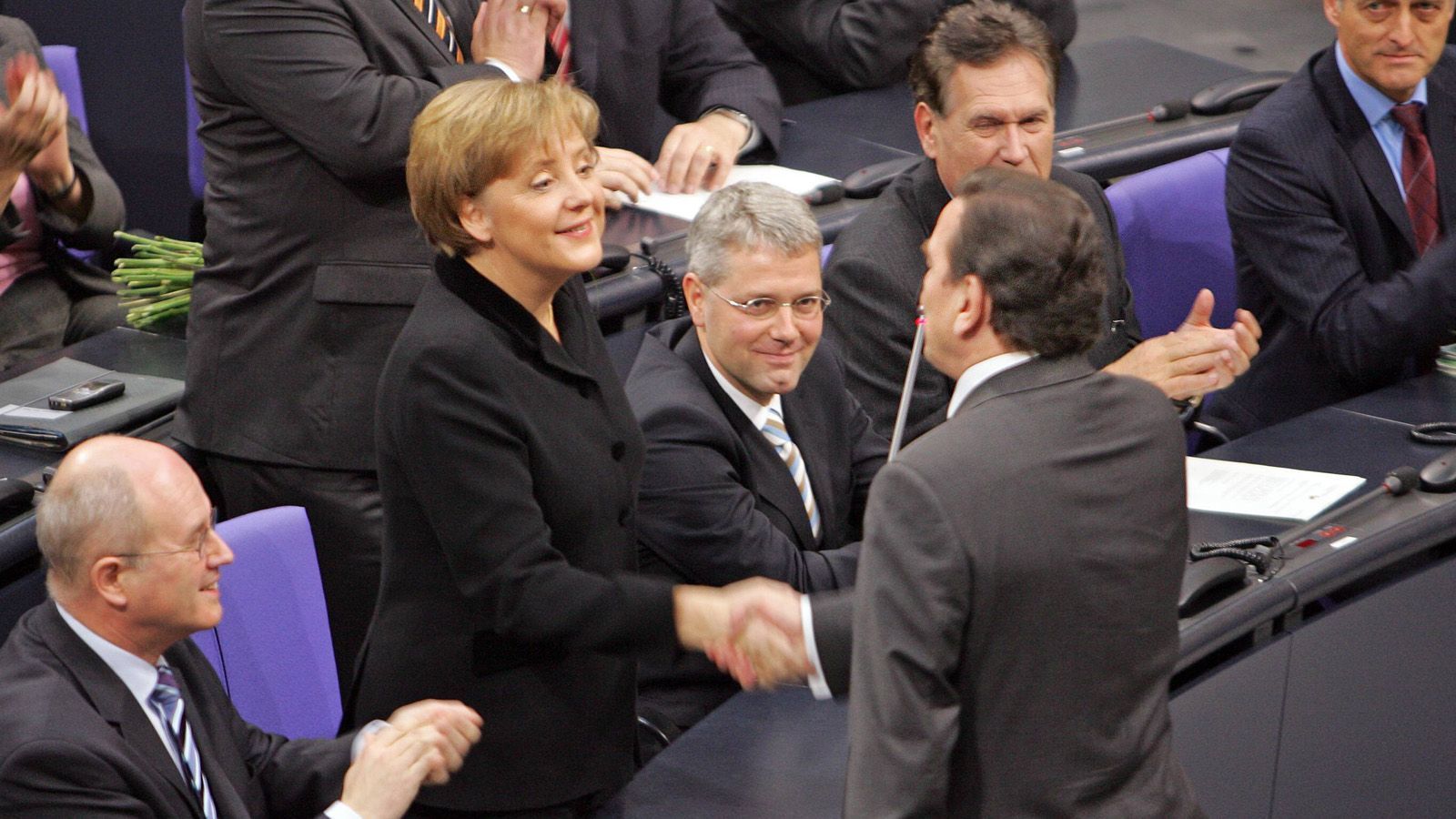 
                <strong>Angela Merkel wird Bundeskanzlerin</strong><br>
                CDU und CSU küren Angela Merkel zur Kanzlerkandidatin der Unionsparteien. Kurz darauf stellt Bundeskanzler Gerhard Schröder im Bundestag die Vertrauensfrage und verliert. Bei der vorgezogenen Bundestagswahl im September 2005 wird Merkel zur Bundeskanzlerin gewählt.
              