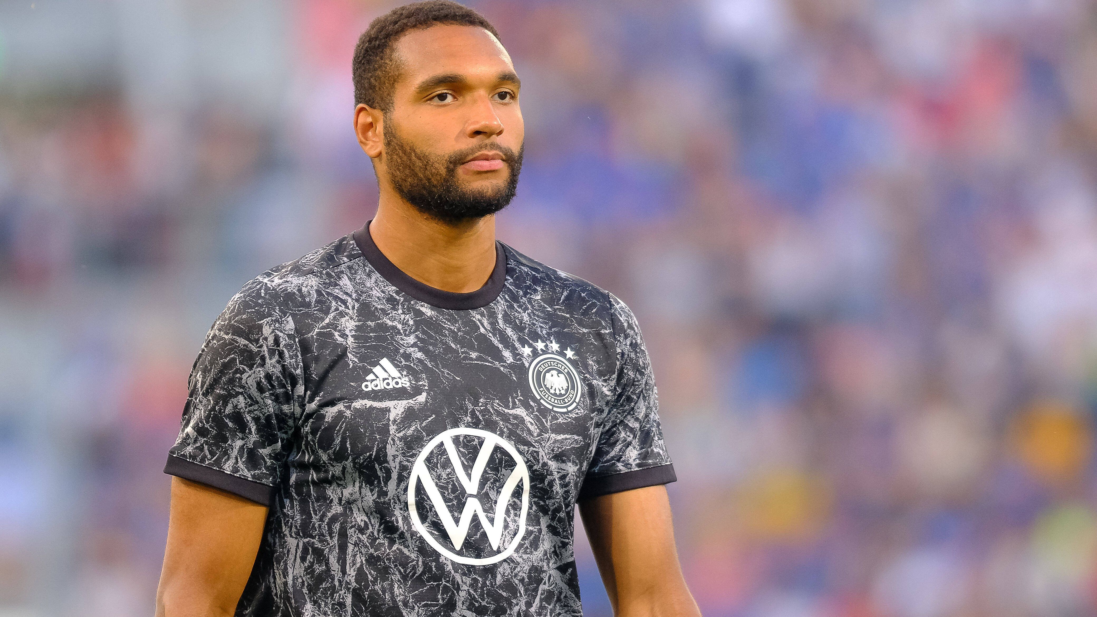 
                <strong>Jonathan Tah</strong><br>
                Der Leverkusener ist hinter Antonio Rüdiger, Niklas Süle und Nico Schlotterbeck derzeit wohl die Nummer vier unter den Innenverteidigern. Allerdings ist der Weg in die Startelf für Tah ein extrem weiter. Gegen Italien und England kam der 26-Jährige überhaupt nicht zum Einsatz. Sollten Spieler wie Mats Hummels wieder berücksichtigt werden, wäre er wohl der erste Streichkandidat. Daher gilt: Tah muss sowohl im Training als auch in den wenigen Spielminuten auf dem Rasen abliefern.
              