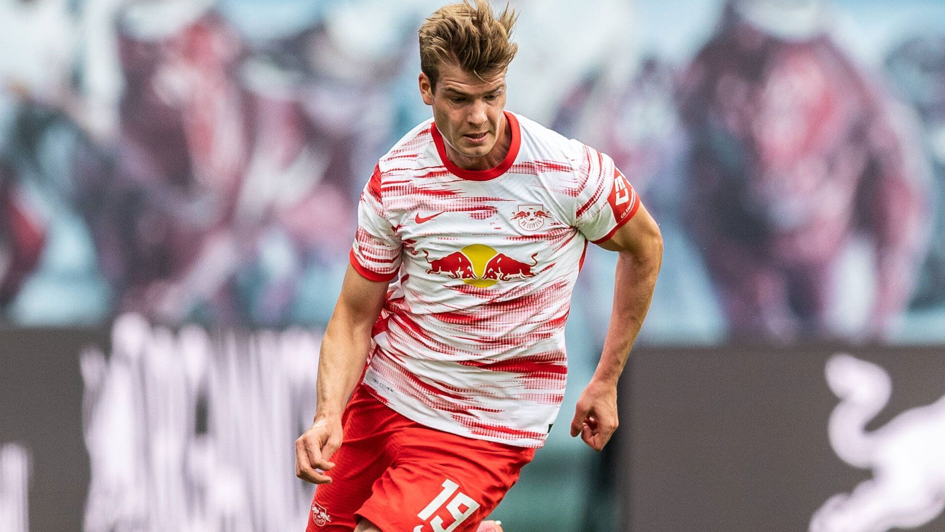 
                <strong>RB Leipzig</strong><br>
                &#x2022; <strong>Streichkandidaten: </strong>Alexander Sörloth (Stürmer), Ademola Lookman (Linksaußen), Fabrice Hartmann (Rechtsaußen), Ilaix Moriba (zentraler Mittelfeldspieler), Brian Brobbey (Stürmer)<br>&#x2022; <strong>Einkaufskandidaten:</strong> Orkun Kökcü (zentraler Mittelfeldspieler/Feyenoord Rotterdam), Alex Kral (defensiver Mittelfeldspieler/Spartak Moskau)<br>
              