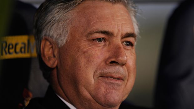 
                <strong>Platz 3: Carlo Ancelotti</strong><br>
                Platz 3: Carlo Ancelotti (Vereinslos). Gekaufte Spieler: 47 bei vier verschiedenen Vereinen. Ausgaben: 797,05 Millionen Euro.
              