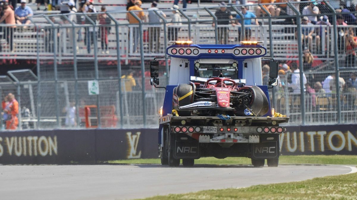Charles Leclercs Ferrari wird demoliert abtransportiert