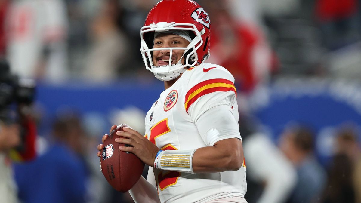 NFL, American Football Herren, USA Kansas City Chiefs at New York Giants Sep 21, 2025; East Rutherford, New Jersey, USA; Kansas City Chiefs quarterback Patrick Mahomes (15) warms up before the game...