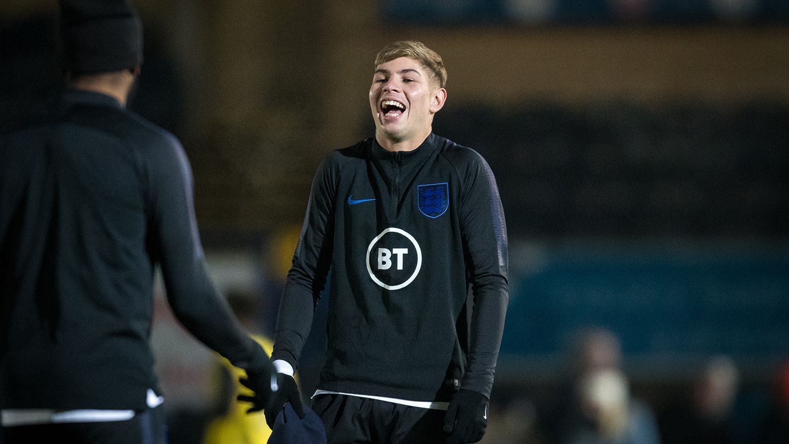 
                <strong>Emile Smith Rowe (England)</strong><br>
                Ein weiterer sehr interessanter Name im englischen Aufgebot. Der Offensivmann des FC Arsenal hat im vergangenen Jahr den Durchbruch bei den "Gunners" geschafft und bekommt immer mehr Einsatzzeit - auch von Beginn an. In den letzten 14 Ligaspielen stand der 20-Jährige nur zweimal nicht in der ersten Elf. Außerdem gelangen ihm dabei vier Torvorlagen. Die Einsätze bei der EM werden seine ersten für die U21-Nationalmannschaft. Auch für die U20 spielte er nur zweimal. Das Turnier in Ungarn und Slowenien ist seine große Chance.
              