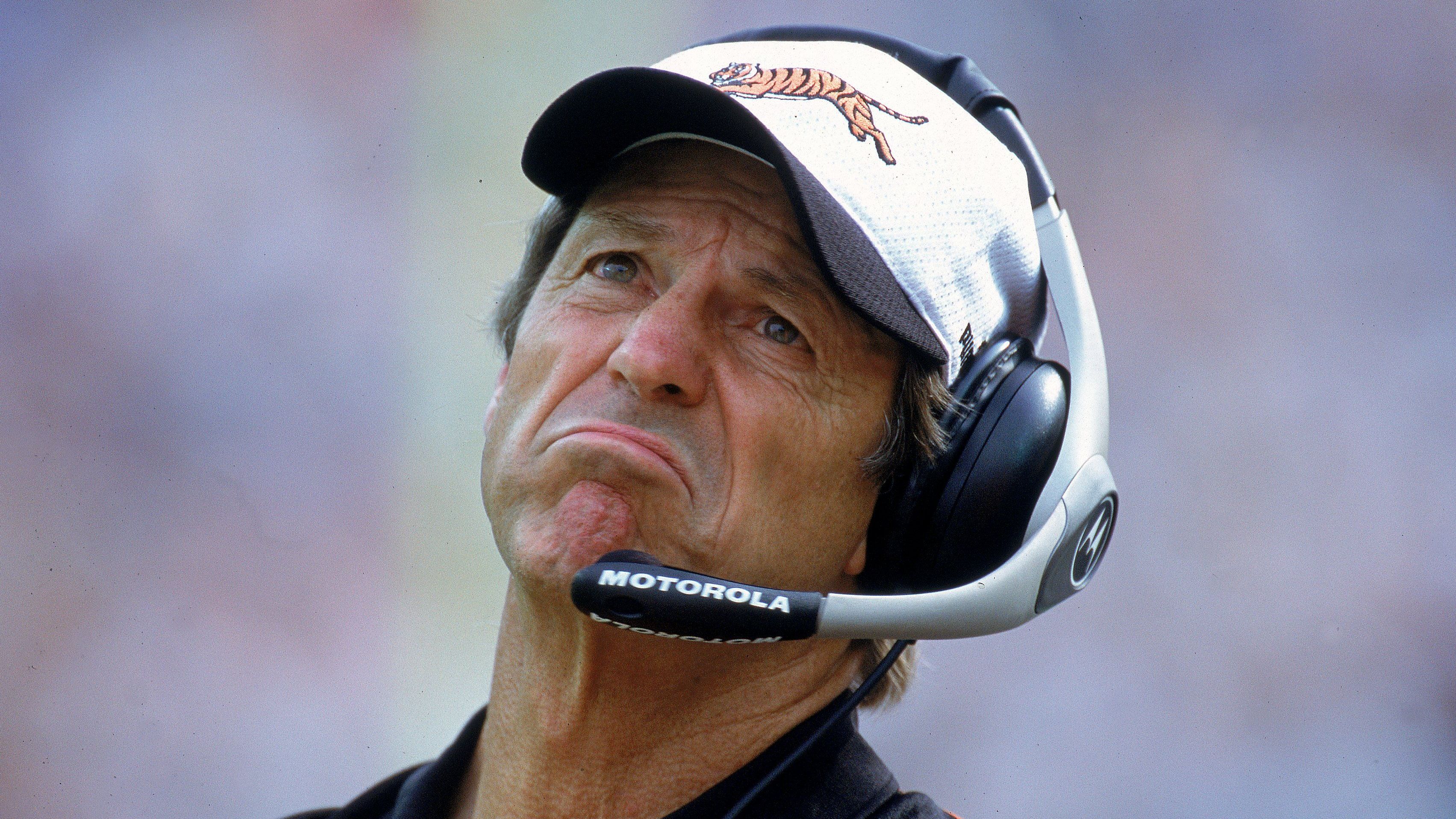 <strong>Dick LeBeau (Bengals, 2000-2002) </strong><br>Nach der Spielzeit wurde LeBeau dann offiziell als Head Coach installiert, diese Zeit endete aber nach zwei Jahren. 2001 erreichte der ehemalige Cornerback noch eine 6:10-Bilanz, 2002 reichte es nur zu zwei Siegen bei 14 Pleiten. Danach war LeBeau seinen Posten los.