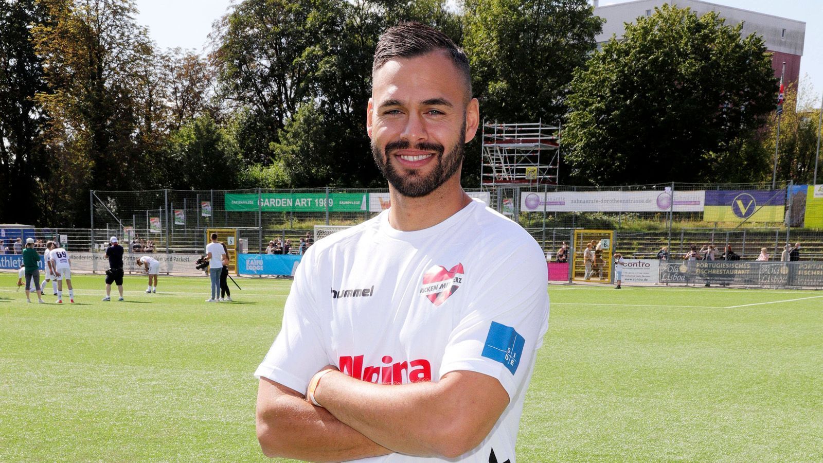 
                <strong>Daniel Engelbrecht (Herzprobleme)</strong><br>
                Der Stürmer stand u. a. bei Alemannia Aachen, dem VfL Bochum und den Stuttgarter Kickers unter Vertrag. Am 20. Juli 2013 brach er gegen Rot-Weiß Erfurt mit einem Herzstillstand auf dem Spielfeld zusammen und musste wiederbelebt werden. Er bekam einen Defibrillator eingesetzt und kehrte schon im November desselben Jahres zurück. Im Sommer 2017, kurz nach seinem Wechsel zu Rot-Weiss Essen in die Regionalliga, hatte Engelbrecht erneut mit Herzproblemen zu kämpfen. Nach ärztlicher Beratung entschloss sich der Angreifer zum Karriereende. Sein Defibrillator rettete ihm nach eigenen Angaben schon zweimal das Leben. Mittlerweile arbeitet der 31-Jährige als Motivationstrainer. Auf dem Fußballplatz steht er höchstens noch für Benefiz-Spiele.
              