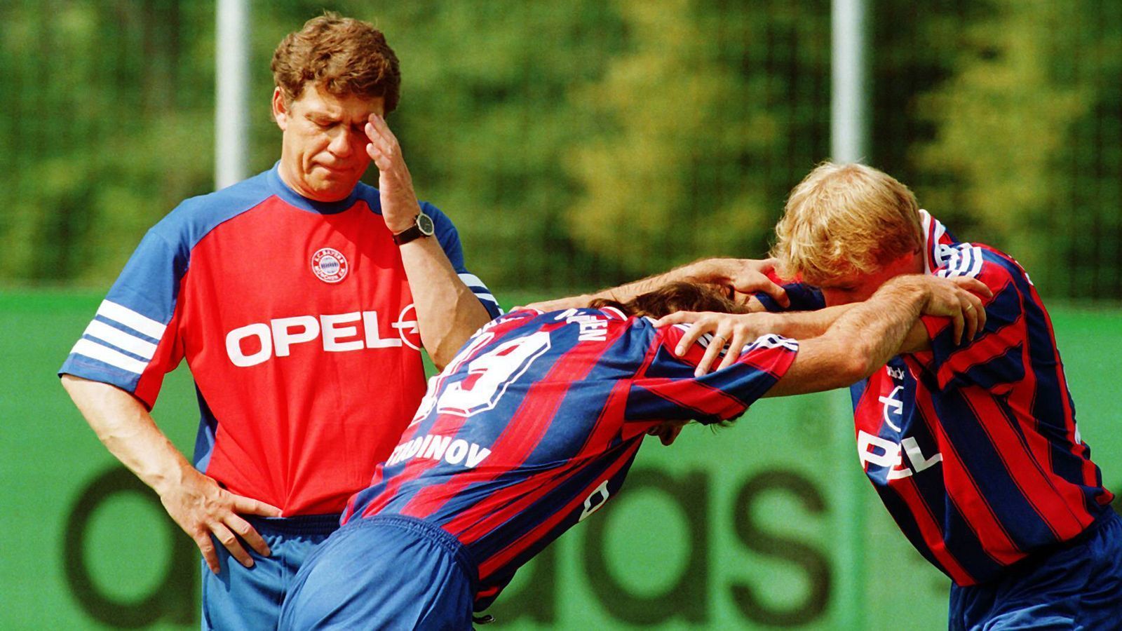 
                <strong>Otto Rehhagel</strong><br>
                Eine 0:1-Heimniederlage gegen Hansa Rostock im April 1996 besiegelte Ottos Schicksal. Rehhagel musste gehen obwohl er noch den UEFA-Pokal hätte holen können. Den gewann schließlich Franz Beckenbauer mit der Mannschaft, die Rehhagel abgesägt hatte.
              