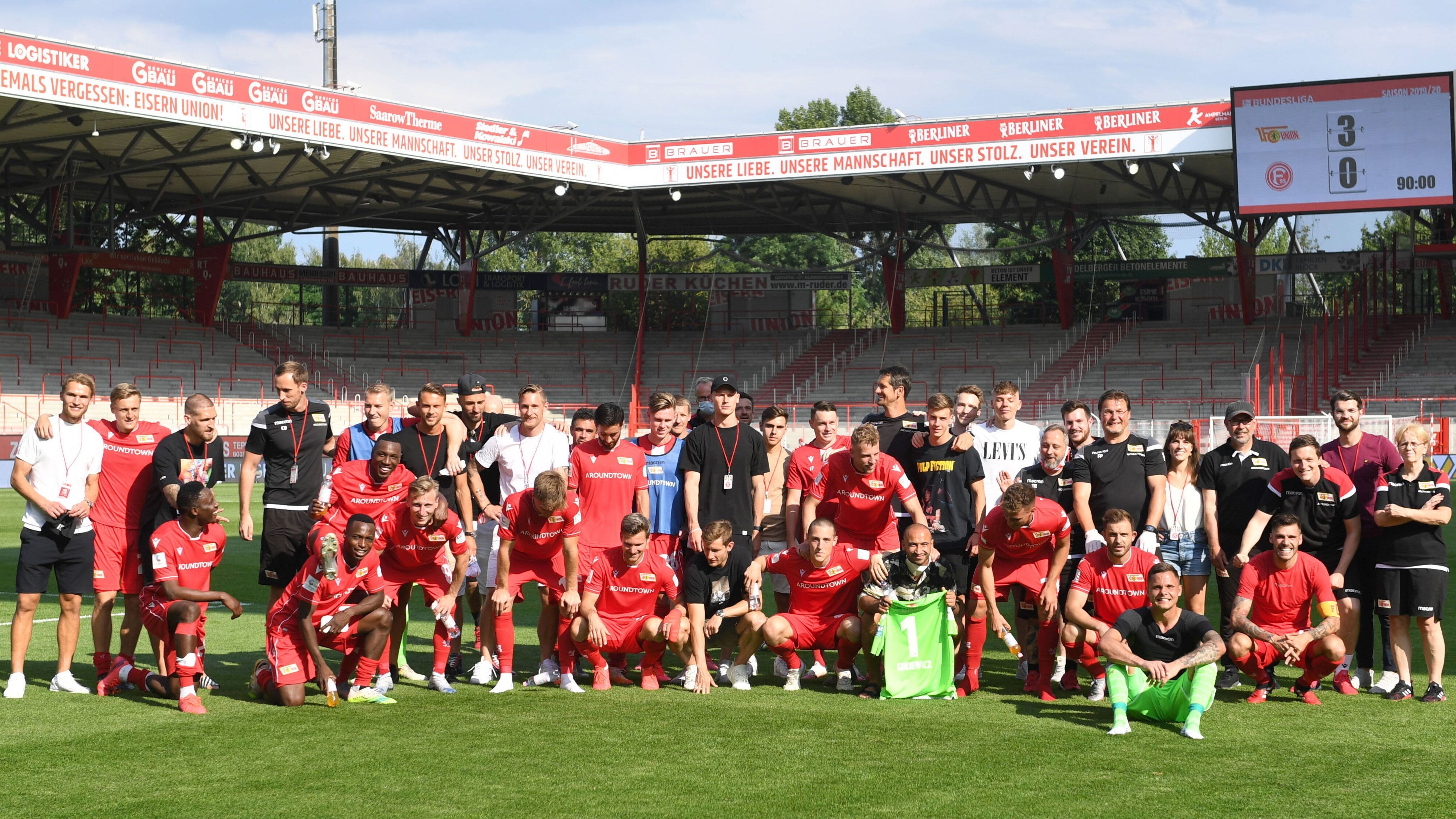 
                <strong>Die Jahre der Stabilität</strong><br>
                Zwar unterlagen die Unioner in ihrem ersten Bundesliga-Spiel RB Leipzig mit 0:4, doch zwei Spieltage später schrieben die Eisernen erneut Geschichte. Mit einem 3:1-Erfolg gegen Borussia Dortmund gelang Union der erste Bundesliga-Sieg überhaupt. Seitdem kamen bis zum Auftritt gegen den Krösus von der Säbener Straße 42 weitere hinzu. Unions Devise in den ersten Jahren nach dem Aufstieg: mit routinierten und erfahrenen Spielern in der Bundesliga bestehen. Das Ergebnis: Bereits im zweiten Jahr gelang die Qualifikation für die neue Conference League. Ein Jahr später reichte es sogar zu Platz fünf - Union spielt in dieser Saison in der Europa League.
              