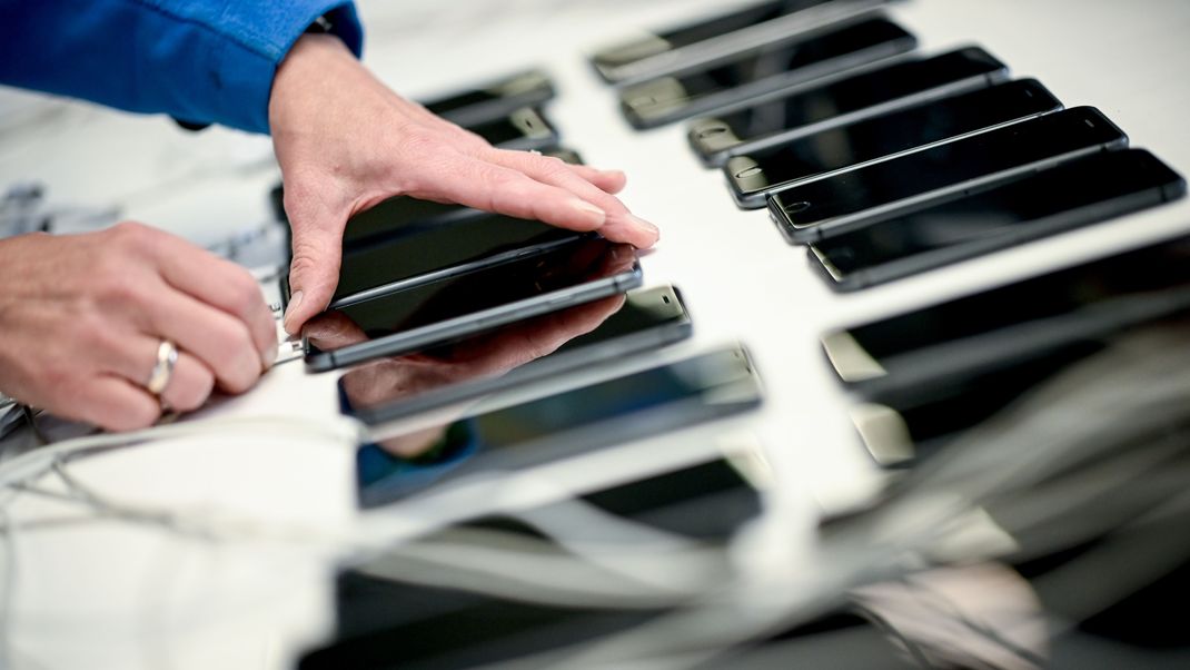 Handys bei der Firma Interzero Product Cycle, einer Anlage zum Refurbishment von elektronischen Geräten: Immer mehr Anbieter haben sich auf Refurbishment spezialisiert, sie kaufen gebrauchte Geräte, überholen sie und verkaufen sie weiter. 
