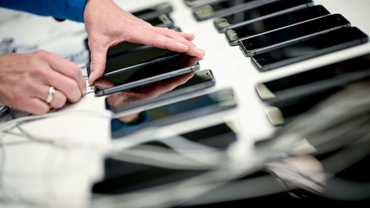 Handys bei der Firma Interzero Product Cycle, einer Anlage zum Refurbishment von elektronischen Geräten