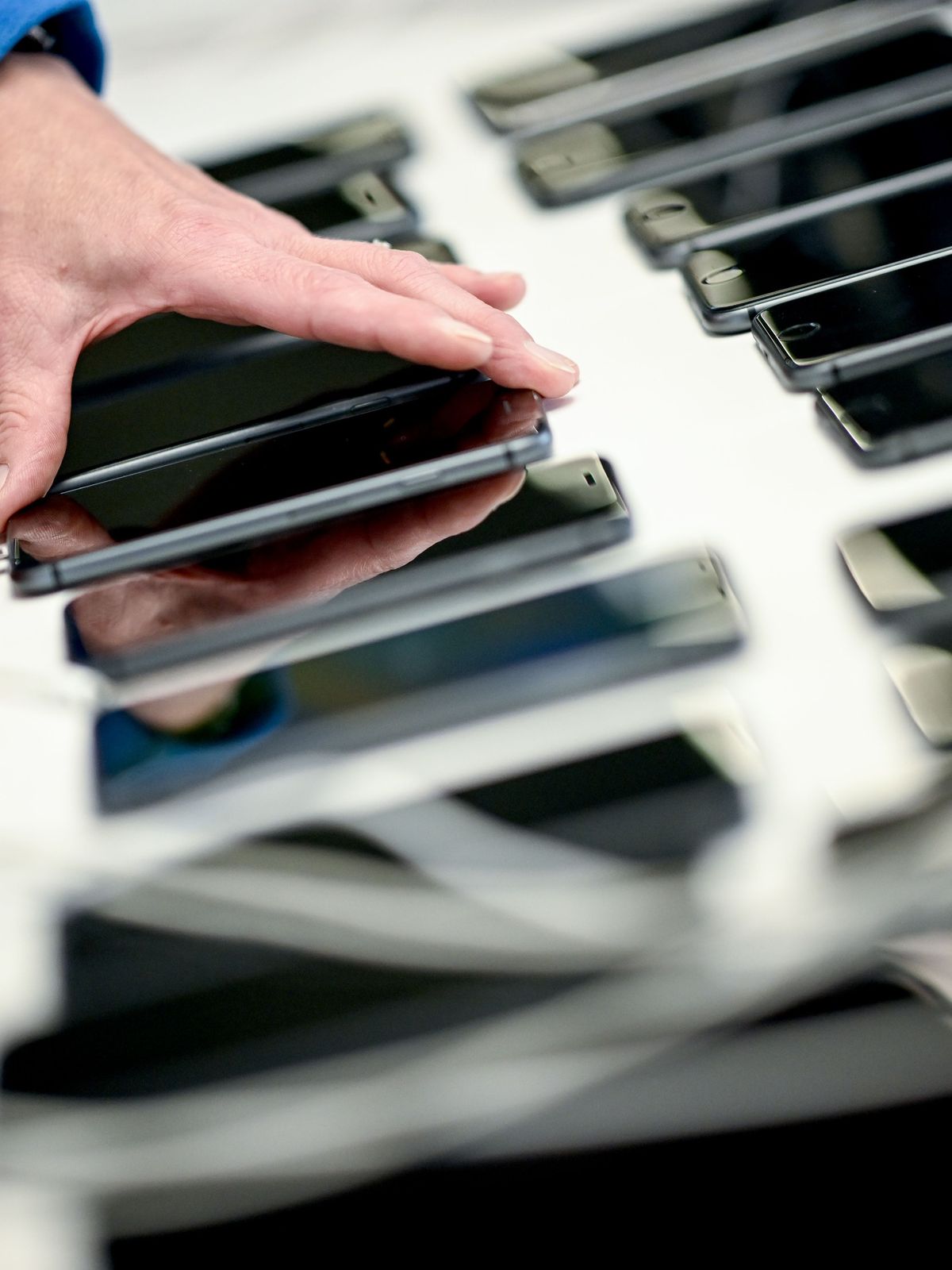 Handys bei der Firma Interzero Product Cycle, einer Anlage zum Refurbishment von elektronischen Geräten