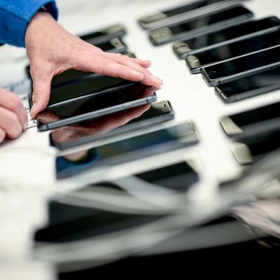Handys bei der Firma Interzero Product Cycle, einer Anlage zum Refurbishment von elektronischen Geräten