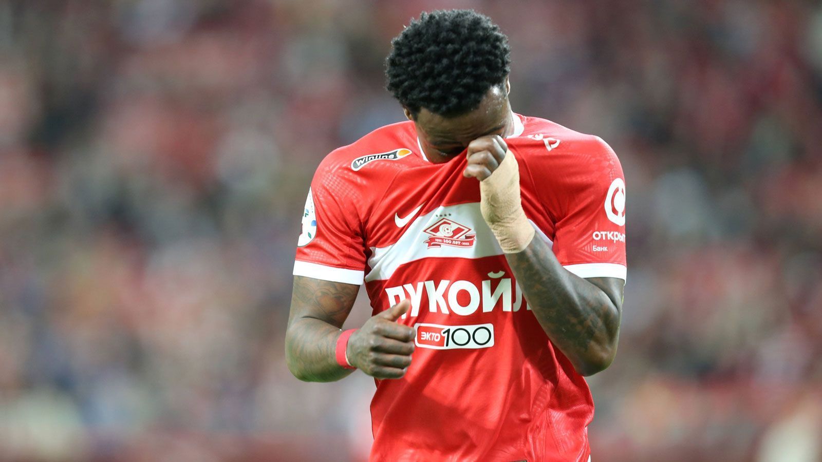 
                <strong>Quincy Promes (Schwere Körperverletzung)</strong><br>
                Der niederländische Ex-Nationalspieler Quincy Promes wurde der schweren Körperverletzung schuldig gesprochen. Der Angreifer, der aktuell bei Spartak Moskau in Russland unter Vertrag steht, wurde zu 18 Monaten Haft verurteilt. Im Jahr 2020 hatte Promes bei einem Streit auf einer Familienfeier seinem Cousin mit einem Messer ins Knie gestochen und dabei schwer verletzt. Das Strafgericht in Amsterdam konnte zwar keinen Vorsatz erkennen, verurteilte den 31-Jährigen aufgrund seiner "Vorbildfunktion" und des Bekanntheitsgrades aber zu anderthalb Jahren. Das Mindestmaß wären zwölf Monate gewesen. Wann und ob der ehemalige Ajax-Star, der aktuell in seiner Wahlheimat Russland weilt, dort auch die Staatsbürgerschaft beantragt haben soll und bei einer Rückkehr in die Niederlande mit einer Verhaftung rechnen muss, seine Haftstrafe antreten wird, ist unklar. Zudem läuft noch ein weiteres Verfahren gegen Promes...
              