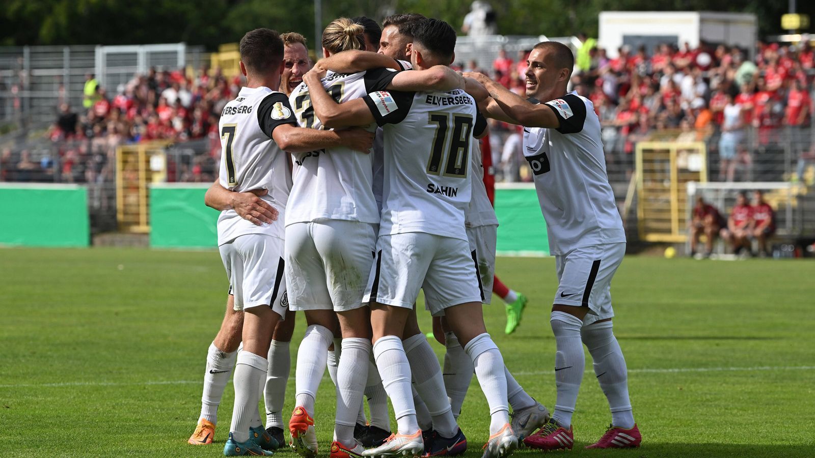 
                <strong>SV Elversberg - VfL Bochum</strong><br>
                Spitzenreiter gegen Schlusslicht: Doch die beiden Klubs trennen zwei Ligen. Während die Bochumer sich in der aktuellen Spielzeit mit aller Kraft gegen den Abstieg aus der Bundesliga stemmen müssen, setzt Elversberg zum Durchmarsch an. Der Aufsteiger steht völlig überraschend an der Spitze der 3. Liga und sorgte auch im Pokal bereits für Aufsehen. In der ersten Runde kegelten die Saarländer mit Bayer Leverkusen nämlich gleich mal einen Champions-League-Klub raus. Mit den Bochumern, die sich aufgrund der akuten Abstiegssorgen gedanklich noch in der Liga befinden könnten, soll nun der zweite Streich folgen. Womöglich könnte das Duell schon ein Vorgeschmack auf eine mögliche Zweitligapartie in der kommenden Saison sein.
              