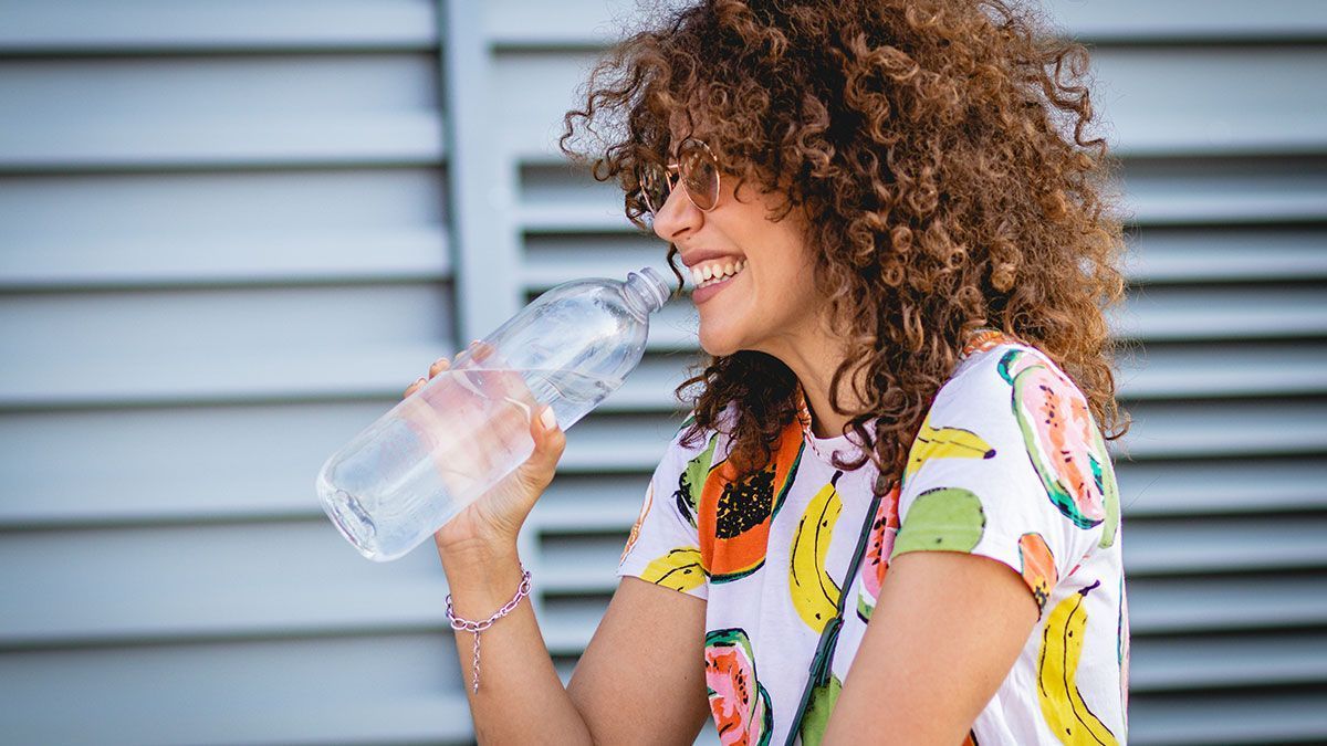 Wie lange ist Vitaminwasser haltbar und wo solltet ihr es aufbewahren? Die Antworten im Beauty-Artikel.