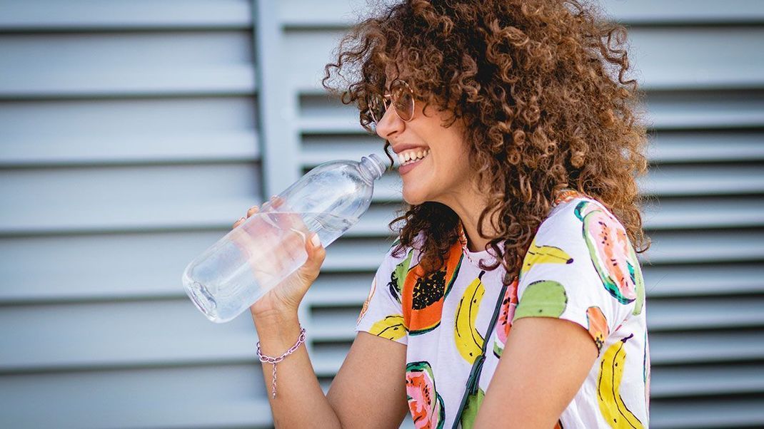 Wie lange ist Vitaminwasser haltbar und wo solltet ihr es aufbewahren? Die Antworten im Beauty-Artikel.