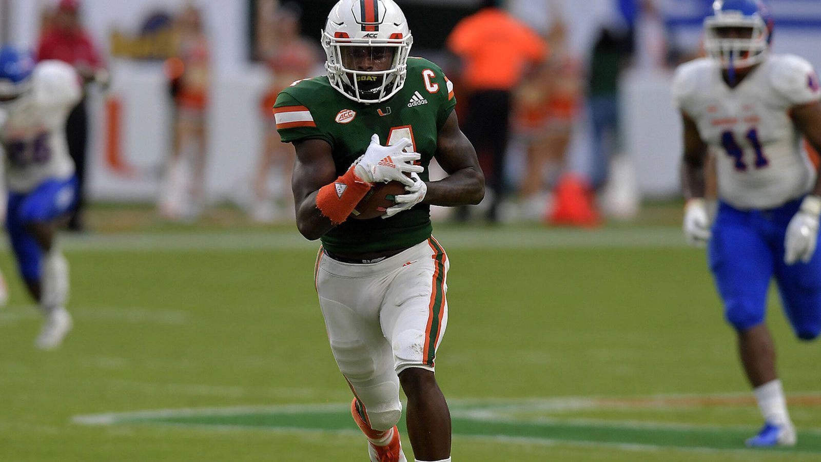 
                <strong>Jeff Thomas</strong><br>
                Neu in der NFL ist dagegen Thomas, der sich drei Jahre lang im Trikot der Miami Hurricanes auf den Zettel der Patriots spielte. In Florida sammelte er als Receiver 83 Catches für 1316 Yards inklusive acht Touchdowns. Außerdem glänzte er auch als Kickoff Returner - in 54 Versuchen kam er 1219 Yards weit. Nun fängt er wieder bei Null an, muss sich erstmal gegen ebenfalls talentierte Konkurrenz durchsetzen.
              