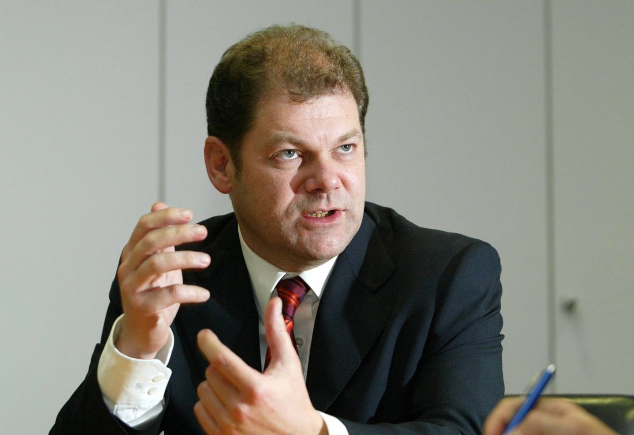 Während der Regierungszeit von Bundeskanzler Gerhard Schröder wurde Olaf Scholz 2002 SPD-Generalsekretär.