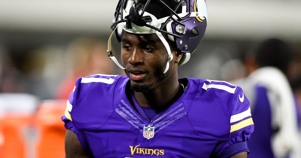 
                <strong>Minnesota Vikings: Laquon Treadwell (Wide Receiver, 23. Pick 2016)</strong><br>
                Ein einziges Missverständnis war auch die Verpflichtung von Laquon Treadwell. Als kommender Star-Wideout gedraftet, sollte Treadwell schon bald die Rolle des besten Receivers übernehmen. Dem war jedoch nicht so: Treadwell hatte nur einen Catch in seiner Rookie-Saison, seinen ersten Touchdown fing er sogar erst in seinem dritten Jahr. Da war die Geduld der Vikings schon längst ausgereizt, denn mit Stefon Diggs und Adam Thielen hatten die Vikings ihre beiden Star-Receiver bereits gefunden. So verzichteten die Vikings auf eine Verlängerung in der Offseason, Treadwell zog weiter zu den Atlanta Falcons, bei denen er 2020 allerdings kaum Einsatzzeit bekam.
              