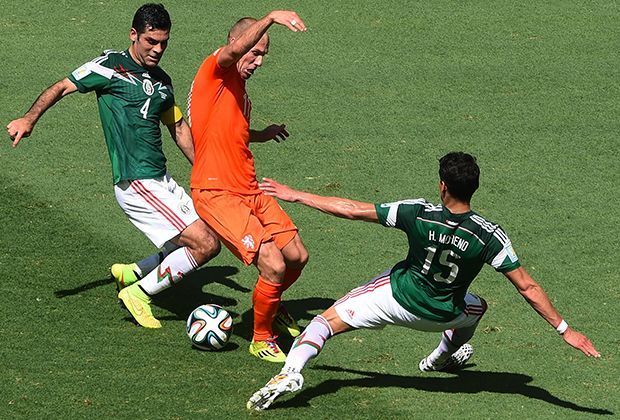 
                <strong>Niederlande vs. Mexiko: Robben im Strafraum</strong><br>
                So auch kurz vor der Halbzeitpause: Robben dringt in den Strafraum ein und wird gleich von zwei Mexikanern gefoult.
              